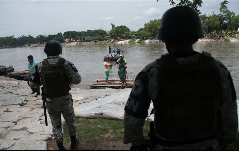 Uniformados bloquean el tráfico de comercio informal en entre Tecún Uman, Guatemala, y Ciudad Hidalgo (Chiapas). EFE