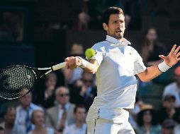 Novak Djokovic no tuvo problemas para superar la segunda ronda en Londres, en donde busca su quinto título. AFP