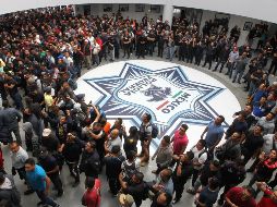 Con el respaldo de 150 elementos de la PF y una docena de familiares, las entradas del Centro de Mando, son resguardas por policías que sólo permiten la entrada de sus compañeros, así como de familiares. EFE / M. Guzmán