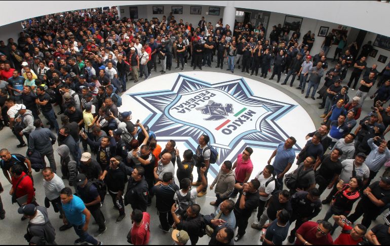 Con el respaldo de 150 elementos de la PF y una docena de familiares, las entradas del Centro de Mando, son resguardas por policías que sólo permiten la entrada de sus compañeros, así como de familiares. EFE / M. Guzmán