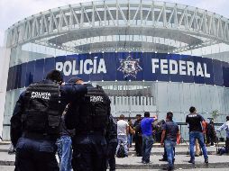 Los elementos de la Policía Federal mantienen la manifestación en el centro de mando. NTX / I. Hernández