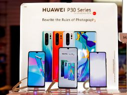 La nueva tienda madrileña pretende ser, además del único lugar donde se pueden comprar directamente móviles de Huawei, un espacio para conocer sus últimos desarrollos en inteligencia artificial y robótica. EFE/