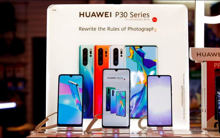 La nueva tienda madrileña pretende ser, además del único lugar donde se pueden comprar directamente móviles de Huawei, un espacio para conocer sus últimos desarrollos en inteligencia artificial y robótica. EFE/