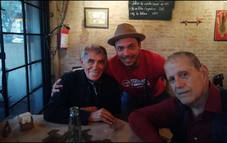 Los dos Héctor lucen sonrientes en una imagen que un fan compartió en Facebook. FACEBOOK / Roo Duluoz