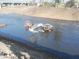 El cuerpo carbonizado fue localizado la noche del miércoles dentro de la retroexcavadora que limpiaba el cauce del río al momento de la detonación y podría ser el operador de la maquinaria José Miguel Cerritos González. TWITTER / @municipiocelaya