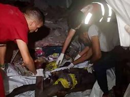 Elevan a 53 el número de víctimas mortales, seis de ellas menores, por el bombardeo contra un centro de detención de migrantes. AP