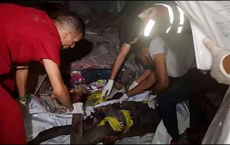 Elevan a 53 el número de víctimas mortales, seis de ellas menores, por el bombardeo contra un centro de detención de migrantes. AP