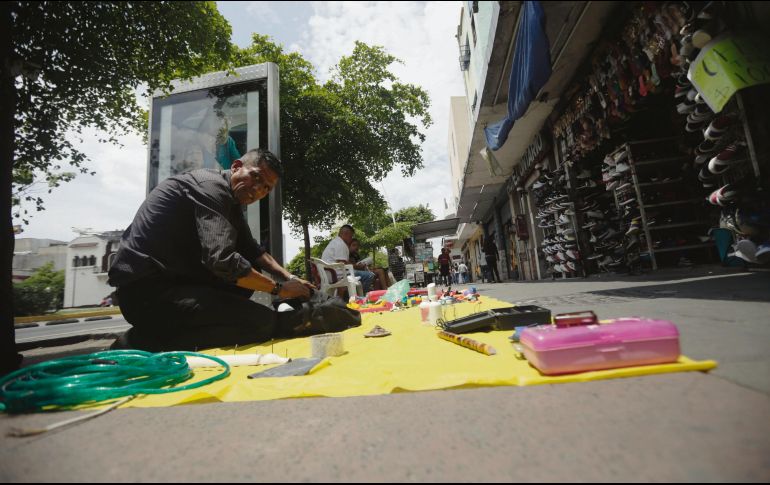 Los vendedores ambulantes no tomaron con la mejor actitud que el Ayuntamiento los retirara de la zona en la que a diario se instalan. EL INFORMADOR / F. Atilano