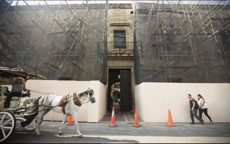 Peatones caminan por el paso de vehículos (y calandrias, como en la foto) en tanto se ejecutan las obras. EL INFORMADOR / F. Atilano