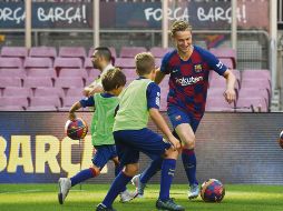 Frenkie de Jong se divirtió como niño en su primer día como azulgrana. AFP
