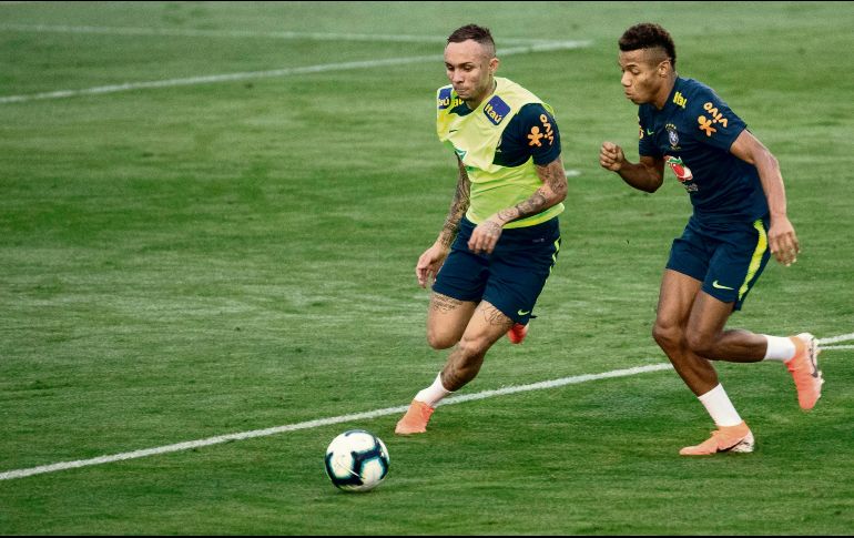 Los brasileños juegan más fieles a su estilo y los resultados los tienen en el partido por el campeonato del torneo continental. EFE