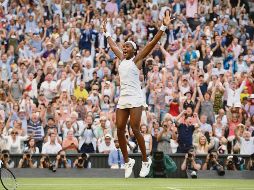 Después de un sufrido tercer set, Cori Gauff celebra tras llevarse la victoria ante Polona Hercog para amarrar su pase a la siguiente ronda en el torneo londinense. AFP