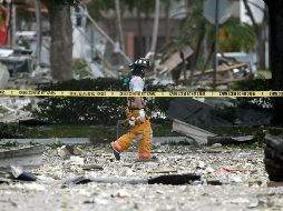 Personal de rescate trabaja en el área que fue acordonada por la Policía. AP / B. Anderson