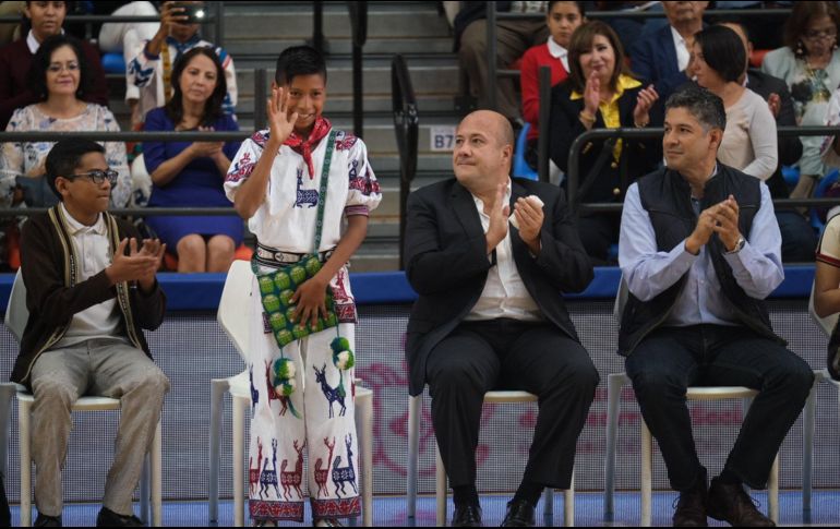 Alfaro concluyó que con este modelo se beneficiarán a dos millones 741 mil 417 estudiantes de educación inicial, primaria, secundaria y bachillerato en el estado. ESPECIAL