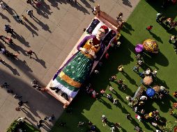 Vista aérea de una figura gigante de la artista y pintora mexicana Frida Kahlo, parte de la exposición 