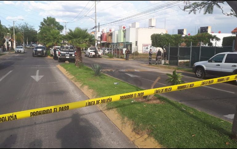 En la colonia Bosques del Centinela, habitantes reportaron olores fétidos en el interior de un vehículo Chrysler Stratus dorado. EL INFORMADOR/S. Blanco