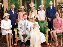 En una de las imágenes oficiales del evento, el duque y la duquesa de Sussex aparecen rodeados de sus parientes más cercanos. TWITTER/@RoyalFamily