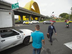 La distancia para cruzar desde la acera de la embotelladora ubicada en la intersección de la Calzada Lázaro Cárdenas y la Avenida Mariano Otero hacia la gasolinera que está enfrente es de menos de 200 metros. Los trabajadores de la zona demoran hasta 10 minutos. EL INFORMADOR / F. Atilano