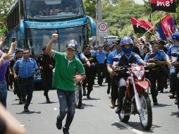 Miles caminaron junto al vehículo en el que se desplazaba la pareja presidencial. EFE