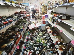Botellas de vino del Eastridge Market, en Ridgecrest, California, cayeron de sus aparadores durante la sacudida del viernes por la noche. El sismo alcanzó una dimensión de 7.1 grados. AP