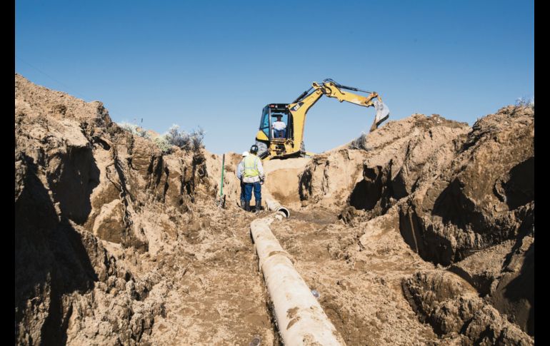Trabajadores reparan una tubería de agua que se rompió a consecuencia del movimiento telúrico del viernes. EFE