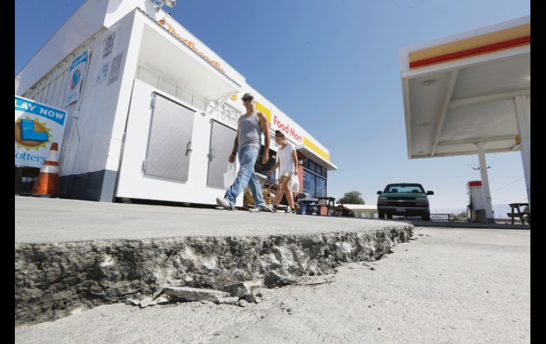 Una grieta en la entrada de una estación de servicio, otra secuela del terremoto. AP
