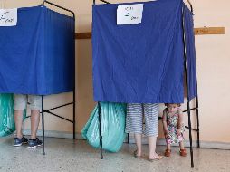 En total, son 21 mil 478 centros de votación donde los ciudadanos acudirán durante este domingo. EFE / K. Tsironis