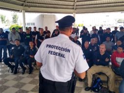 Un elemento del Servicio de Protección Federal habla con policías federales. TWITTER@SSPCMexico
