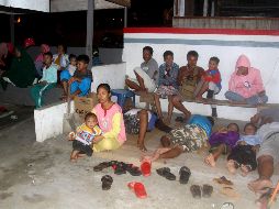 Habitantes se reúnen afuera de sus casas en Ternate, Indonesia, tras el sismo. AFP