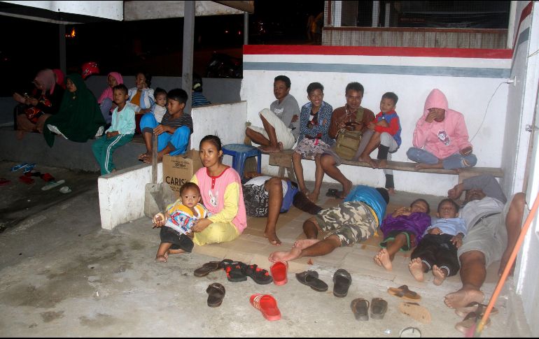 Habitantes se reúnen afuera de sus casas en Ternate, Indonesia, tras el sismo. AFP