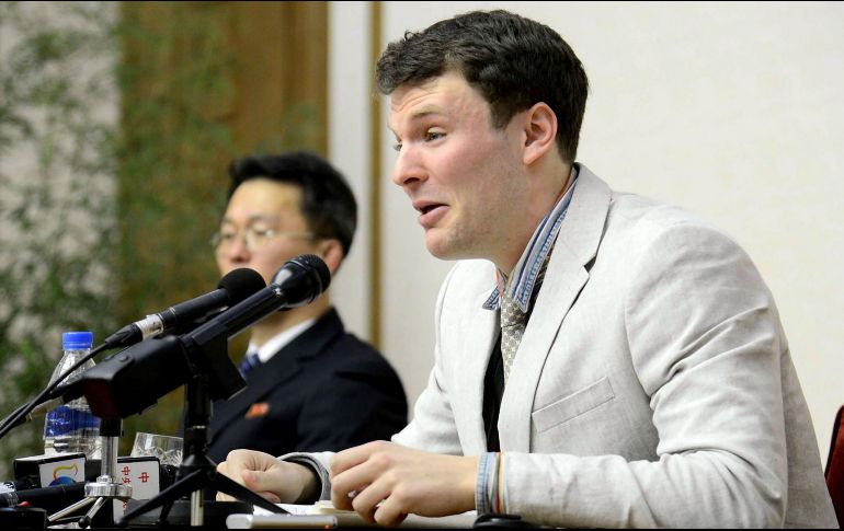 Otto Warmbier (Der.) fue condenado a quince años de cárcel y trabajos forzados por actos hostiles contra Corea del Norte, pero murió 17 meses después de ser encarcelado. AFP/Archivo