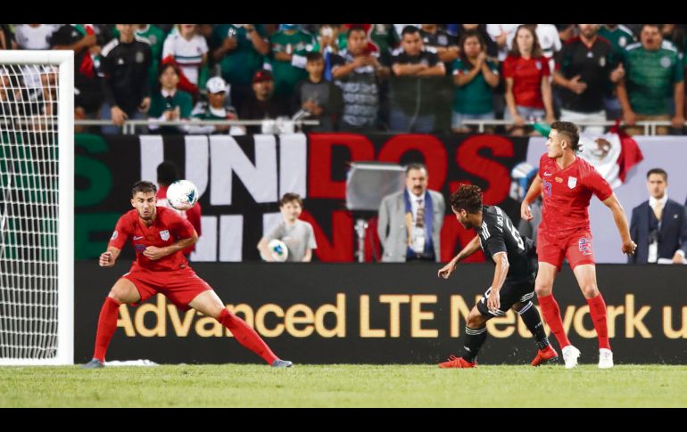 Jonathan dos Santos le puso técnica a su disparo para vencer la cabaña de los estadounidenses, en un partido cerrado jugado anoche en el Soldier Field. AFP