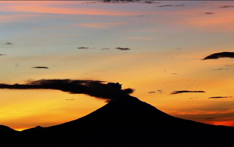 De acuerdo con la CNPC, la columna de ceniza se desplaza hacia el oeste. AP / ARCHIVO