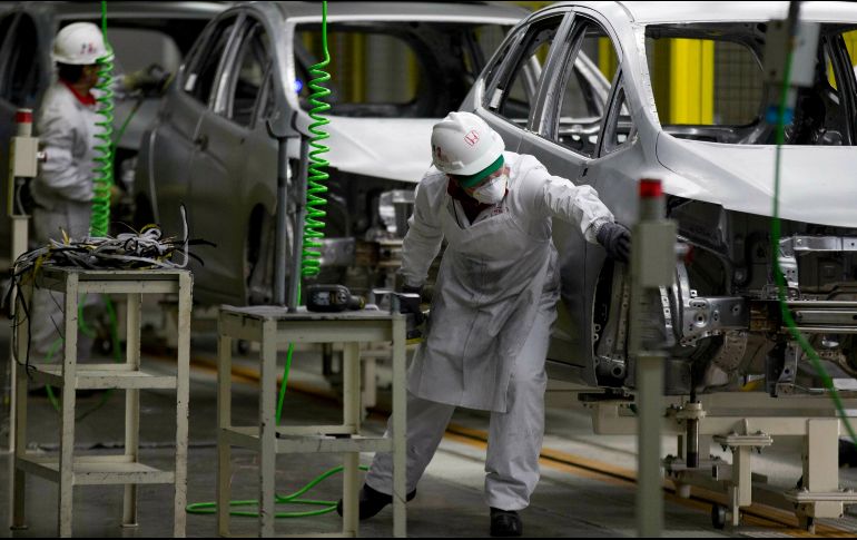 Durante junio, las armadoras instaladas en el país produjeron 337 mil 253 unidades. AP/ARCHIVO