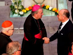 El nuncio apostólico Luigi Ventura (i) le da la mano al ministro del Interior francés, Bernard Cazeneuve, durante la inauguración de la catedral de Notre-Dame de Créteil. AFP/F. Guillot