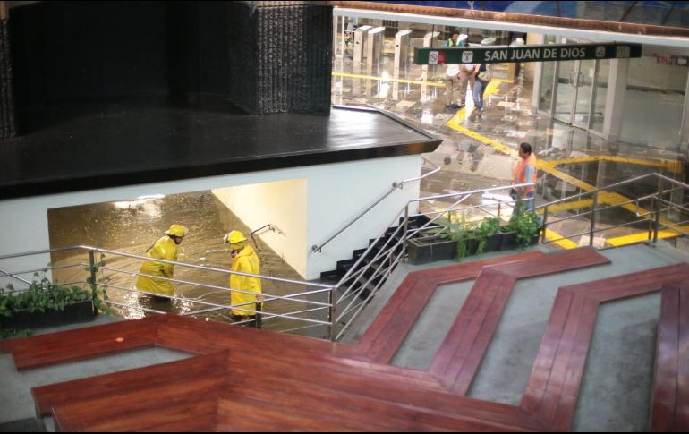 Inundación en la estación San Juan de Dios, del Tren Ligero. EL INFORMADOR / G. Gallo