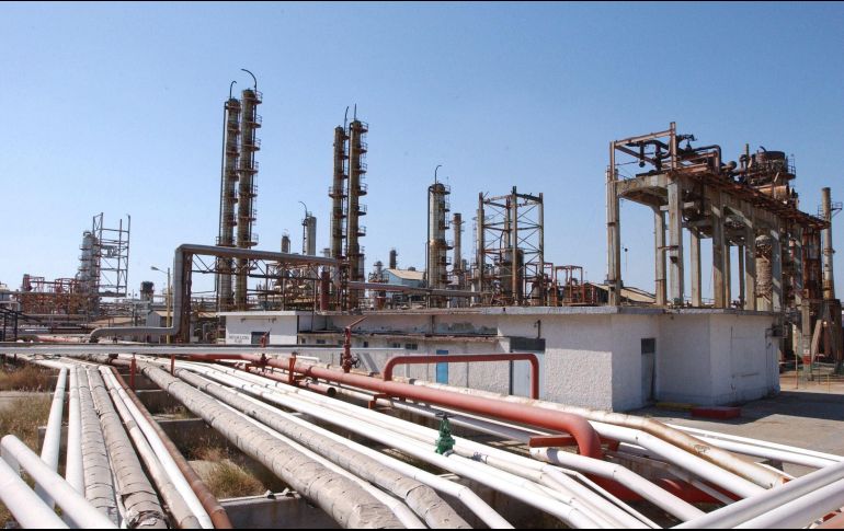 La planta tendría una inversión de 160 mil MDP y procesará 340 mil barriles al día. NOTIMEX/Archivo