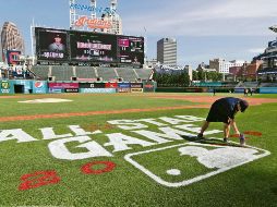 Un trabajador ultima detalles para que la casa de los Indios de Cleveland esté a punto para el Clásico de media temporada. AP