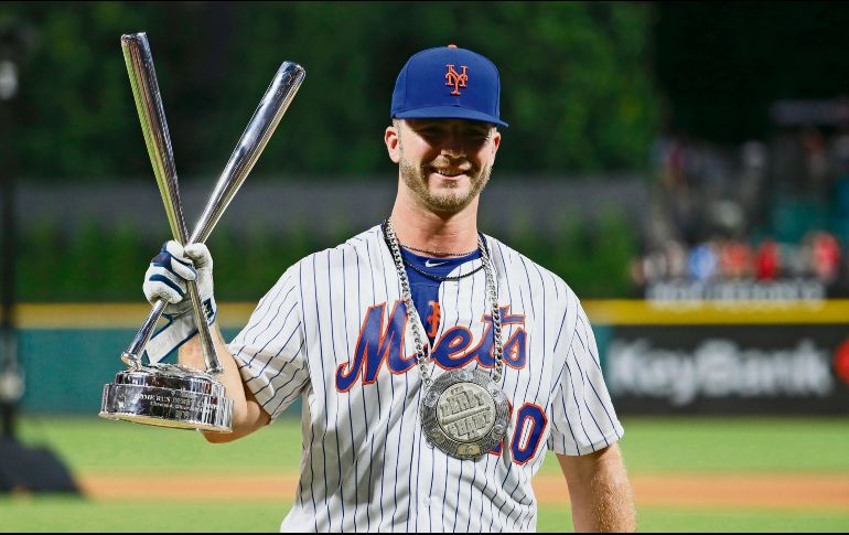 Pete Alonso muestra su trofeo tras ganar ayer el Derby de Jonrones con 23 vuelacercas en la ronda final. AP