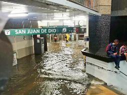 Buena parte de la ciudad se paralizó ayer entre inundaciones y derrumbamiento de árboles. La estación San Juan de Dios, del Tren Ligero, tuvo que ser evacuada. ESPECIAL/ Miguel Chávez