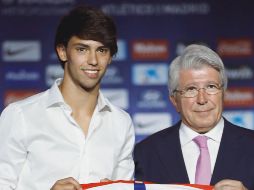 Enrique Cerezo (der.), presidente del Atlético, le dio la bienvenida al portugués. EFE / J. Hidalgo