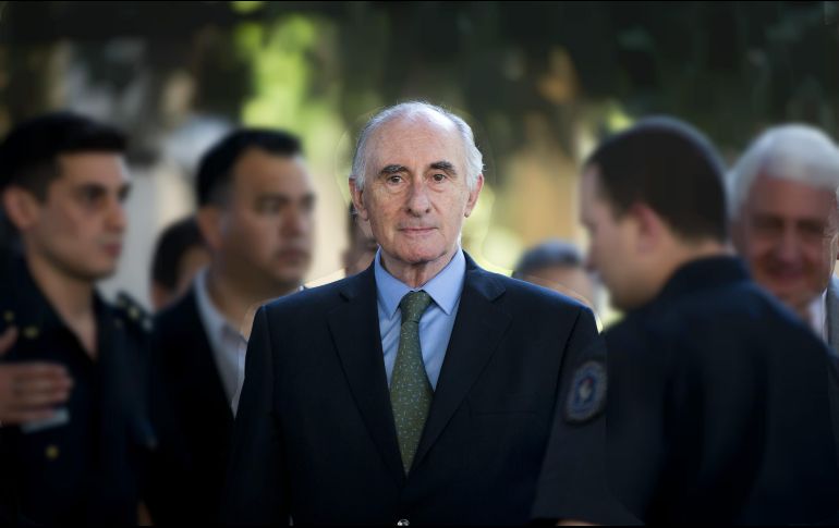 En un mensaje en su cuenta oficial de Twitter, el presidente Mauricio Macri lamenta el fallecimiento del ex presidente De la Rúa. AP / ARCHIVO