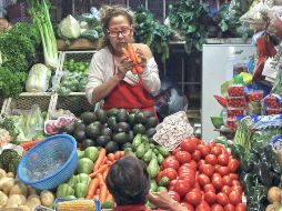  Reportó que los productos con mayores precios al alza fueron pollo, transporte aéreo, aguacate, vivienda propia, chayote, servicios turísticos en paquete, naranja, loncherías, fondas, torterías y taquerías, carne de cerdo y refrescos envasados. EL INFORMADOR/ ARCHIVO