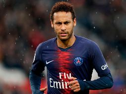 El director deportivo del PSG, Leonardo, abrió la puerta a un posible traspaso del delantero tras no presentarse al primer entrenamiento de la pretemporada. AFP / ARCHIVO