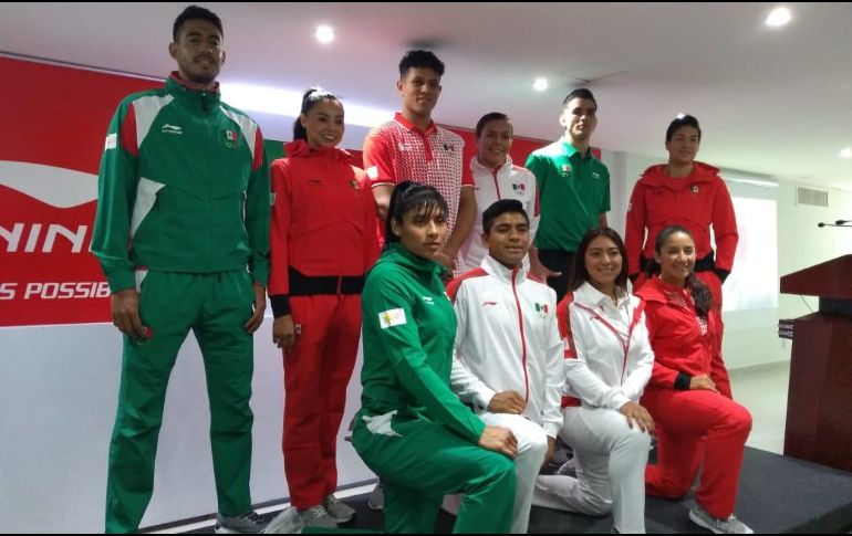 El kit consiste en tres pants con chamarras, cinco camisas polo, tres playeras, una maleta de viaje, una de competencia, backpack, gorras y toallas. TWITTER / @CONADE