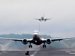La aviación emite 285 gramos de CO2 por kilómetro recorrido por pasajero; en comparación, el transporte por carretera emite 158 gramos y por ferrocarril apenas 14. AFP/J. Watson