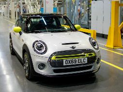 A pesar de que BMV vendió menos autos en los primeros seis meses del año, sigue siendo líder en marcas de lujo en México. En los siguientes meses podrían lanzar el MINI eléctrico (foto). AFP/T. Akmen