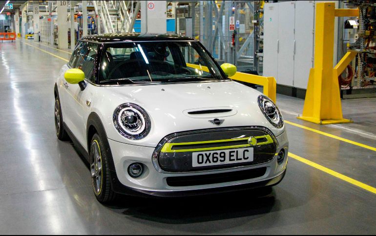 A pesar de que BMV vendió menos autos en los primeros seis meses del año, sigue siendo líder en marcas de lujo en México. En los siguientes meses podrían lanzar el MINI eléctrico (foto). AFP/T. Akmen