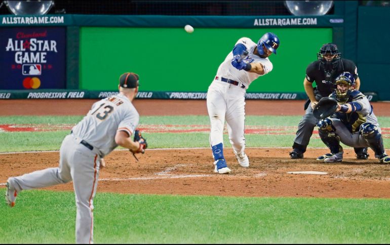 Joey Gallo, de los Rangers, conecta jonrón solitario para la Americana en la séptima entrada. AP