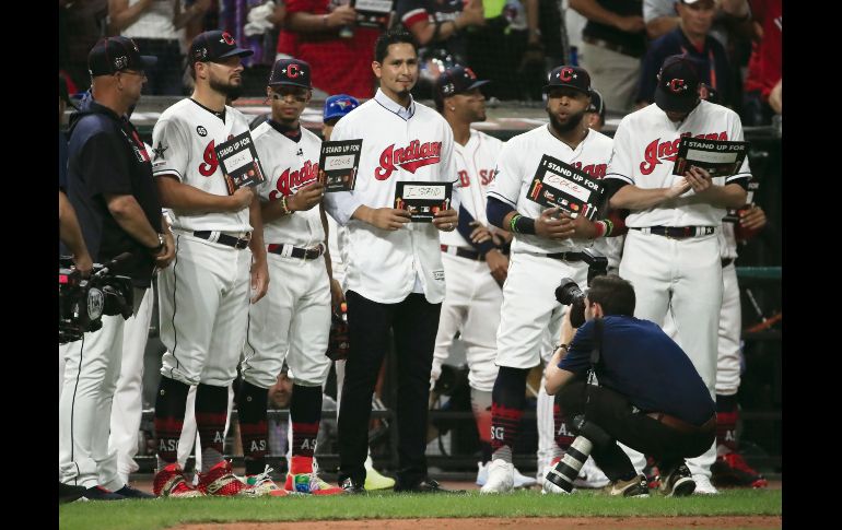 Carlos Carrasco (centro), quien libra una batalla contra el cáncer, forma parte del reconocimiento a quienes portan la enfermedad. EFE / J. Mabablago